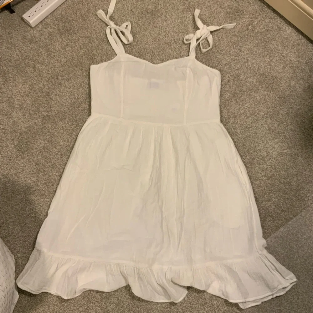 SALE!! 3/$20 🌻 NWT Tie Shoulder Dress 🌻 - Picture 1 of 7